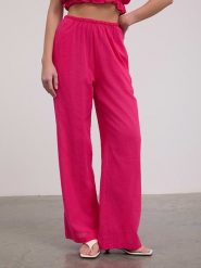 BGN Spodnie w kolorze różowym rozmiar: 40. Różowe spodnie materiałowe BGN, bez wzorów, z bawełny. Za 61.17 zł.