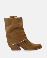 Brązowe kowbojki zamszowe ze złotymi dodatkami E018SUCUOBB055. Brązowe botki Venezia, bez wzorów, ze skóry, bez obcasa, bez zapięcia. Za 879.00 zł.