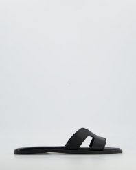 CZARNE KLAPKI 21180 BLACK. Czarne klapki Venezia, bez wzorów, ze skóry, bez obcasa, bez zapięcia. Za 179.00 zł.