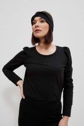 Bawełniana bluzka z bufiastymi rękawami. Czarne bluzki MOODO, l, bez wzorów, z bawełny, klasyczne, bez kołnierzyka, bez ramiączek. Za 49.99 zł.