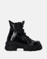 CZARNE WORKERY DAMSKIE ZE SKÓRY LAKIEROWANEJ R040PABLOBB047. Czarne botki Venezia, bez wzorów, ze skóry, bez obcasa, bez zapięcia. Za 299.00 zł.