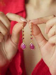 L'Atelier de Gaia Pozłacane kolczyki-wkrętki z agatami i cyrkoniami rozmiar: onesize. Różowe kolczyki L'Atelier de Gaia, z agatem, pozłacane. Za 104.89 zł.