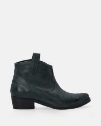ZIELONE KOWBOJKI DAMSKIE F008LEGROBB040. Zielone botki Venezia, bez wzorów, ze skóry, bez obcasa, bez zapięcia. Za 659.00 zł.