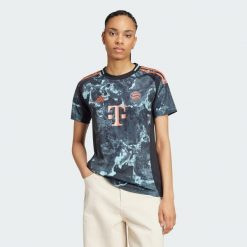 Koszulka FC Bayern 24/25 Away. Czarne t-shirty sportowe adidas, xs, bez wzorów, z materiału, bez ramiączek, do piłki nożnej. W wyprzedaży za 340.70 zł.