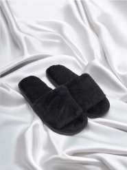 Kapcie - czarny. Czarne kapcie Sinsay, bez wzorów. Za 19.99 zł.