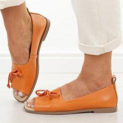 Pomarańczowe skórzane płaskie sandały damskie Dia 9019. Brązowe sandały DiA, bez wzorów, z jeansu, casualowe, bez obcasa, na płaskiej podeszwie, bez zapięcia. W wyprzedaży za 289.52 zł.