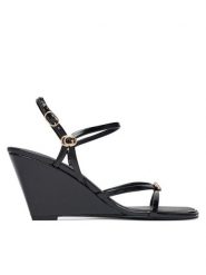 Guess Sandały FLTDVV PAF04 Czarny. Czarne sandały Guess, z aplikacjami, ze skóry, bez obcasa, na koturnie, bez zapięcia. Za 494.99 zł.