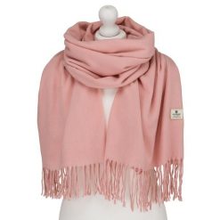 Duży szal damski w różowym kolorze, ozdobiony frędzlami - Peterson. Czerwone szaliki i kominy Peterson, na jesień, bez wzorów, eleganckie. Za 54.99 zł.