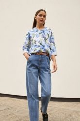 Bluza w kwiaty niebieska. Niebieskie bluzy MOODO, l, bez wzorów, z bawełny, bez ramiączek, bez kaptura. Za 99.99 zł.