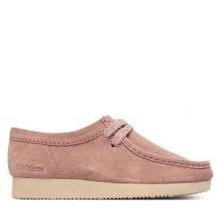 Półbuty Clarks. Czerwone półbuty wsuwane Clarks, bez wzorów, bez obcasa, na płaskiej podeszwie. Za 429.99 zł.