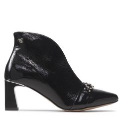 Botki Maciejka. Czarne botki Maciejka, bez wzorów, bez obcasa, na słupku, bez zapięcia. Za 279.99 zł.