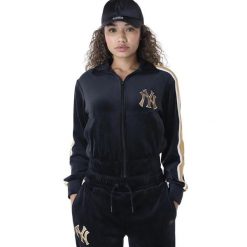 Kurtka welurowa damska New York Yankees Track. Czarne kurtki New Era, s, bez wzorów, z weluru, sportowe, bez kaptura. W wyprzedaży za 269.00 zł.