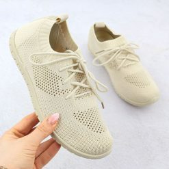Buty sportowe damskie ażurowe beżowe News 1020. Brązowe buty sportowe lifestyle NEWS, w ażurowe wzory, z tkaniny, bez zapięcia. Za 49.50 zł.