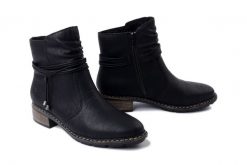 RIEKER 77263-00 black, botki damskie. Czarne botki Rieker, bez wzorów, bez obcasa, na obcasie, bez zapięcia. Za 339.90 zł.