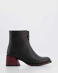BOTKI DAMSKIE G057478 BLACK. Czarne botki Venezia, bez wzorów, ze skóry, bez obcasa, bez zapięcia. Za 359.00 zł.