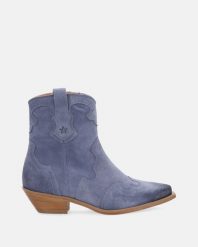 KOWBOJKI DAMSKIE W KOLORZE NIEBIESKIM 2429 CAMO 387 J. Niebieskie botki Venezia, bez wzorów, ze skóry, bez obcasa, bez zapięcia. Za 749.00 zł.