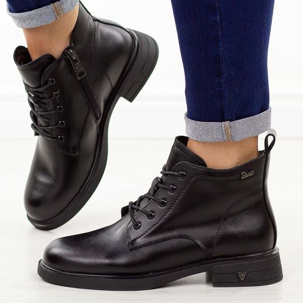 Czarne skórzane botki damskie Vinceza 39953. Czarne botki VINCEZA, bez wzorów, z jeansu, klasyczne, z okrągłym noskiem, bez obcasa, na płaskiej podeszwie, bez zapięcia. Za 279.00 zł.