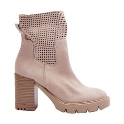 Lewski Shoes Zamszowe Ażurowe Botki Damskie Na Słupku Jasnobeżowe Lewski 3386 beżowy. Brązowe botki w ażurowe wzory, ze skóry, bez obcasa, na obcasie, bez zapięcia. Za 508.41 zł.