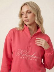 Dresowa bluza half-zip z haftowanym napisem - czerwony. Czerwone bluzy Sinsay, l, bez wzorów, z dresówki, bez ramiączek, bez kaptura. Za 49.99 zł.