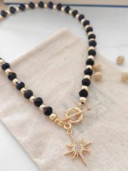 Atelier MIU Pozłacany naszyjnik z elementem ozdobnym - dł. 42 cm rozmiar: onesize. Czarne naszyjniki atelier MIU, z materiału, z cyrkonią, pozłacane. Za 78.47 zł.