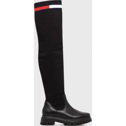 Tommy Jeans Kozaki EN0EN01830 damskie kolor czarny na słupku. Czarne kozaki Tommy Jeans, bez wzorów, z gumy, z okrągłym noskiem, bez obcasa, na słupku, bez zapięcia. W wyprzedaży za 669.99 zł.