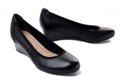 TAMARIS 22320-42 003 black, czółenka damskie. Czarne czółenka Tamaris, bez wzorów, bez obcasa, na koturnie, bez zapięcia. Za 258.01 zł.
