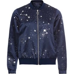 Kurtka bejsbolówka z nadrukiem bonprix ciemnoniebieski w gwiazdy. Kurtki marki QUECHUA. Za 69.99 zł.