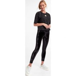 Legginsy EA7 EMPORIO ARMANI. Białe legginsy EA7 Emporio Armani, z aplikacjami, z weluru. Za 439.00 zł.