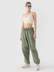 4F Spodnie casual parachute oversize damskie - oliwkowe/khaki S. Brązowe spodnie materiałowe 4f, bez wzorów, z bawełny, casualowe. W wyprzedaży za 59.99 zł.
