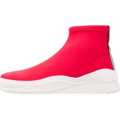 Bronx Tenisówki i Trampki wysokie red. Niebieskie trampki marki comma casual identity, z materiału, casualowe. W wyprzedaży za 351.20 zł.