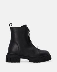 SKÓRZANE BOTKI DAMSKIE W KOLORZE CZARNYM H016LEBLOBB045. Czarne botki Venezia, bez wzorów, ze skóry, bez obcasa, bez zapięcia. Za 379.00 zł.