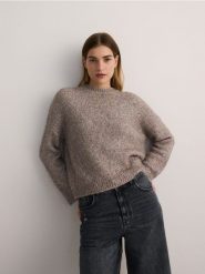 Sweter z metalizowaną nitką - wielobarwny. Swetry Reserved, l, bez wzorów, z dzianiny, bez ramiączek. W wyprzedaży za 79.99 zł.