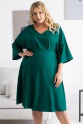 Sukienka wizytowa odcinana pod biustem TYCJANA butelkowa zieleń. Zielone sukienki KARKO, na randkę, plus size, bez wzorów, z elastanu, eleganckie, bez kołnierzyka, plus size, bez ramiączek, maxi, kopertowe. Za 359.50 zł.