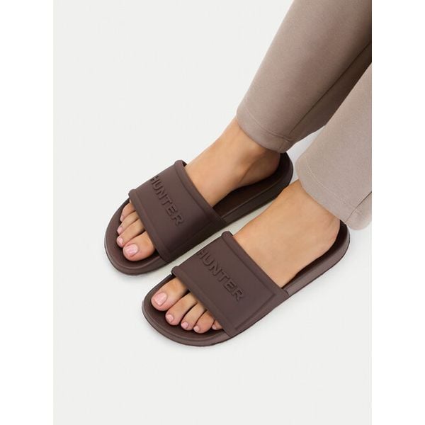 Klapki Hunter. Brązowe klapki Hunter, bez wzorów, bez obcasa, bez zapięcia. Za 119.99 zł.