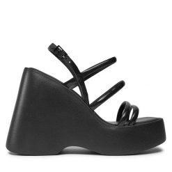 Sandały Melissa. Czarne sandały Melissa, bez wzorów, bez obcasa, na koturnie, bez zapięcia. Za 459.99 zł.