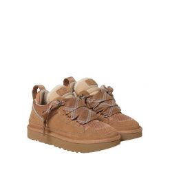 Kapcie UGG Lowmel w kolorze chestnut. Brązowe kapcie UGG, bez wzorów, z zamszu. Za 693.20 zł.