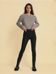 Legginsy soft touch z dekoracyjną klamrą w pasie oraz przeszyciami - czarny. Czarne legginsy Sinsay, bez wzorów. Za 39.99 zł.