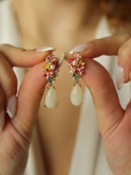 Pierres de Jade Pozłacane kolczyki-wkrętki z kamieniem księżycowym rozmiar: onesize. Żółte kolczyki Pierres de Jade, z kamieniem księżycowym, pozłacane. Za 43.99 zł.