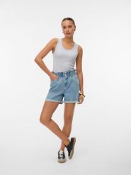 Vero Moda Szorty dżinsowe w kolorze błękitnym rozmiar: XS. Niebieskie szorty Vero Moda, bez wzorów, klasyczne. Za 74.46 zł.