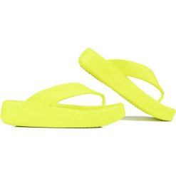 Klapki sportowe damskie Crocs Getaway Platform Flip. Zielone klapki Crocs, bez wzorów, sportowe, bez obcasa, bez zapięcia. Za 263.95 zł.