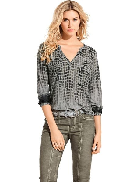 Heine Bluzka w kolorze zielonym rozmiar: 40. Zielone bluzki Heine, bez wzorów, z wiskozy, bez kołnierzyka, bez ramiączek. Za 109.78 zł.