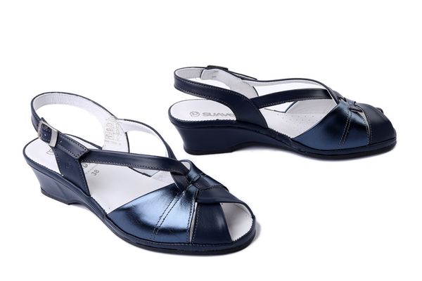 SUAVE 710233-05 blau, sandały damskie. Niebieskie sandały Suave, bez wzorów, ze skóry, bez obcasa, na koturnie, bez zapięcia. Za 374.90 zł.