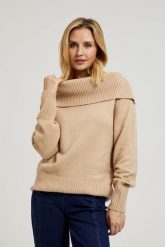 Sweter z odwijanym dekoltem beżowy. Brązowe swetry MOODO, l, bez wzorów, z elastanu, bez ramiączek. W wyprzedaży za 51.99 zł.
