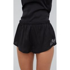 Juicy Couture szorty piżamowe damskie kolor czarny satynowa. Czarne piżamy Juicy Couture, l, bez wzorów, z satyny, bez kołnierzyka, bez ramiączek. W wyprzedaży za 199.99 zł.