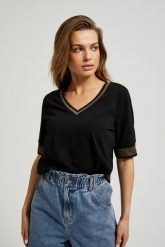 Bluzka z dekoltem w serek czarna. Czarne bluzki MOODO, s, bez wzorów, z bawełny, bez kołnierzyka, bez ramiączek. W wyprzedaży za 39.99 zł.
