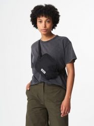 AEVOR Saszetka "Plus" w kolorze czarnym - 22 x 15 x 5 cm rozmiar: onesize. Czarne nerki i saszetki AEVOR, bez wzorów, z materiału, sportowe, bez dodatków. Za 43.99 zł.