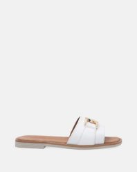 BIAŁE KLAPKI ZE ZŁOTĄ KLAMRĄ 758-3 WHITE. Białe klapki Venezia, bez wzorów, ze skóry, bez obcasa, bez zapięcia. Za 239.00 zł.