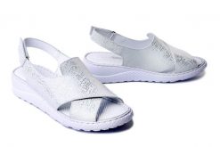 Artiker Relaks 58C2061 Biały, sandały damskie. Białe sandały Artiker Relaks, bez wzorów, ze skóry, bez obcasa, na koturnie, bez zapięcia. Za 204.90 zł.