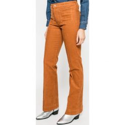 Wrangler - Spodnie Flare Copper. Jeansy marki Wrangler. W wyprzedaży za 229.90 zł.
