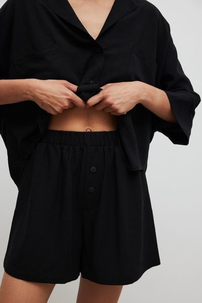 Krótkie szorty z lnem w kolorze BLACK - ARCOS-XL. Czarne szorty Marsala, bez wzorów, ze lnu. Za 179.90 zł.